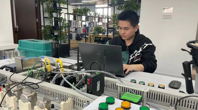 連摘三金！長寧代表隊在上海市第一屆職業技能大賽網絡技術開發項目表現搶眼